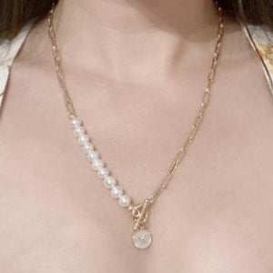 
            
                Load image into Gallery viewer, Aube Petit Pearl Necklace
            
        