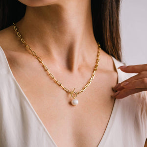 
            
                Load image into Gallery viewer, Thalassa Peal Necklace
            
        